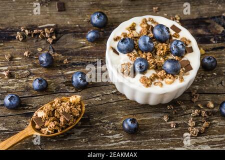 Joghurt mit frischen Heidelbeeren auf Woden Table Stockfoto