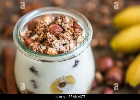 Joghurt mit Müsli, Banane und Nüssen Stockfoto