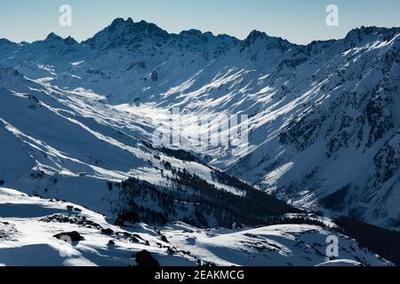 Sonniger Wintertag im alpinen Skigebiet mit blauem Himmel und strahlend weißem Schnee, Ischgl und Samnaun, Silvretta Arena, Österreich - Schweiz Stockfoto