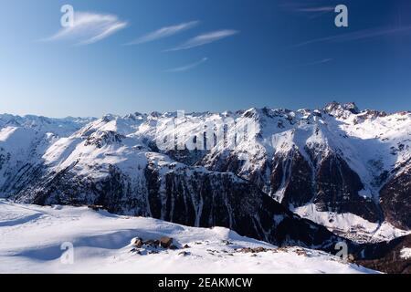 Sonniger Wintertag im alpinen Skigebiet mit blauem Himmel und strahlend weißem Schnee, Ischgl und Samnaun, Silvretta Arena, Österreich - Schweiz Stockfoto