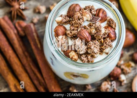 Joghurt mit Müsli, Banane und Nüssen Stockfoto