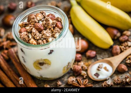 Joghurt mit Müsli, Banane und Nüssen Stockfoto