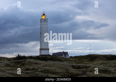 Dramatischer Vordämmerungshimmel am Leuchtturm von Blavand in Dänemark Stockfoto