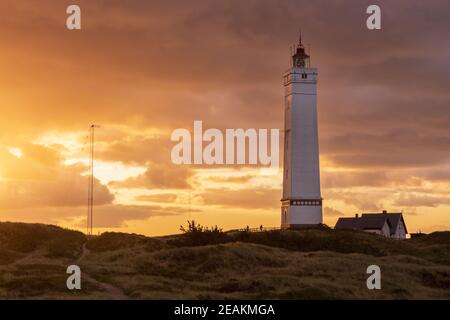 Dramatischer Sonnenaufgang am Leuchtturm von Blavand in Dänemark Stockfoto