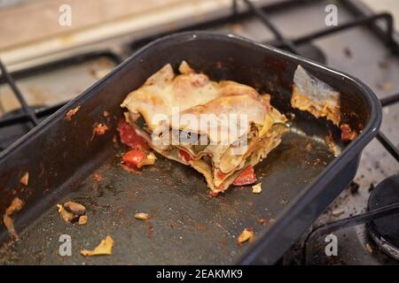 Lasagne übrig in einer schmutzigen Küche Stockfoto