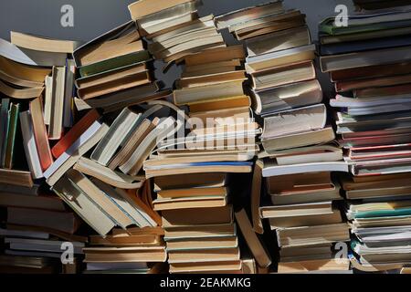 Wand der Bücher stapelten sich Stockfoto