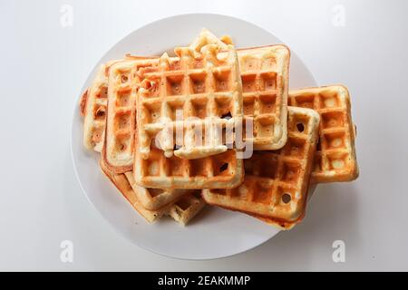 Einfache Waffeln auf einem While-Teller vor weißem Hintergrund Stockfoto