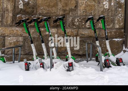 Ungenutzte, verschneite E-Scooter, Elektro-Scooter, Essener Innenstadt, Kettwiger Straße, Wintereinbruch, viel Neuschnee und Tagestemperatu Stockfoto