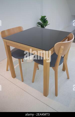 Tisch und Sitz im Co-Working-Space Stockfoto