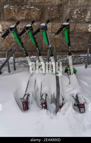 Ungenutzte, verschneite E-Scooter, Elektro-Scooter, Essener Innenstadt, Kettwiger Straße, Wintereinbruch, viel Neuschnee und Tagestemperatu Stockfoto