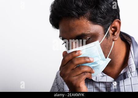 Schwarzer Mann trägt chirurgische hygienische Schutztuch Gesichtsmaske gegen Coronavirus niesen er Stockfoto