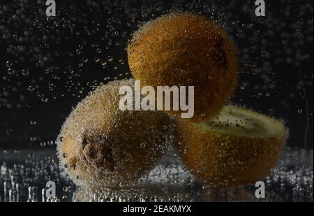 Kiwi in Wasser mit Blasen Stockfoto