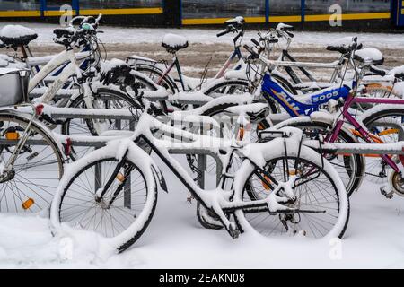 Fahrradständer, verschneite Fahrräder, Essener Innenstadt, Kettwiger Straße, Wintereinbruch, viel Neuschnee und Tagestemperaturen unter Minu Stockfoto