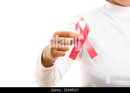 Frau mit rotem Band für HIV AIDS-Bewusstsein Stockfoto