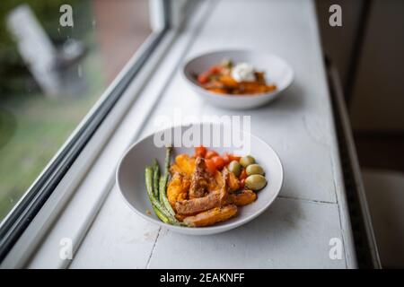 Süßkartoffeln Pommes mit Quark und mehr Gemüse auf Eine Platte Stockfoto