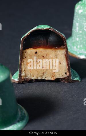 Schokolade Bonbons in Form einer Kaffeekapsel mit Kaffee Reduktion Gelee und irish Sahne Likör Ganache mit gemahlenem Kaffee Stockfoto