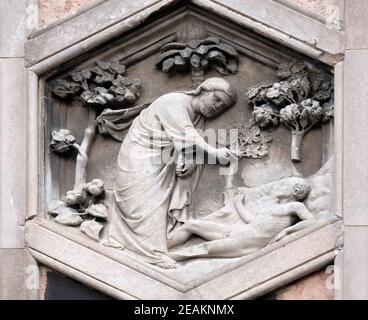 Erschaffung Adams, Andrea Pisano, 1334-36., Relief auf Giotto Campanile von Cattedrale di Santa Maria del Fiore (Kathedrale Santa Maria del Fiore), Florenz, Italien Stockfoto