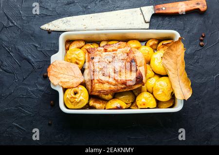 Gebackenes Schweinefleisch mit Äpfeln Stockfoto