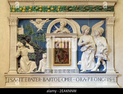 Die Geburt Jesu von toskanischen Maler in der Mitte des Altars zeigt St. Bartholomäus, Erzengel Raphael und Tobias von Andrea della Robbia, Basilica di Santa Croce (Basilika des Heiligen Kreuzes) in Florenz, Italien Stockfoto