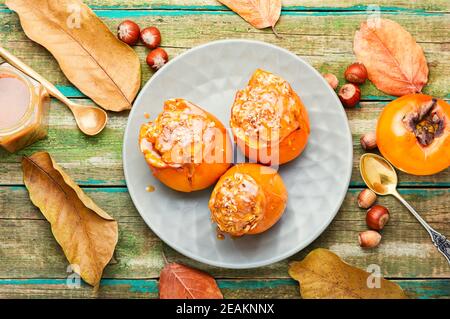 Gebackene Kaki mit Karamell Stockfoto