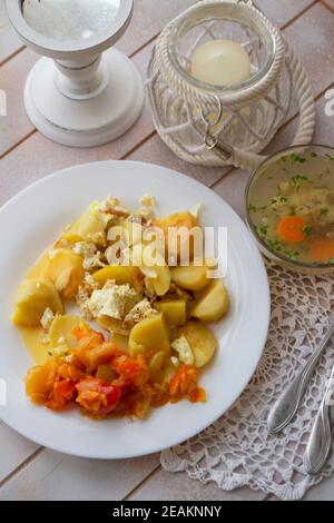 Salat aus peper mit Kartoffeln, roten Zwiebeln und Kräutern auf dem Teller serviert, Fisch Espe. Draufsicht Stockfoto