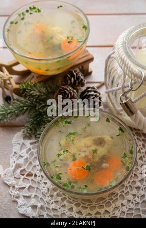 Karpfen in Gelee mit Karotten traditionelle belarisische Gerichte an weihnachten Tabelle Stockfoto