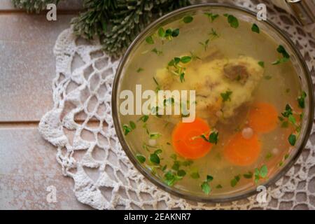 Schüssel Karpfen in Gelee mit Karotte und Petersilie als traditionelles weißrussisches Gericht auf dem weihnachtstisch, Draufsicht Stockfoto