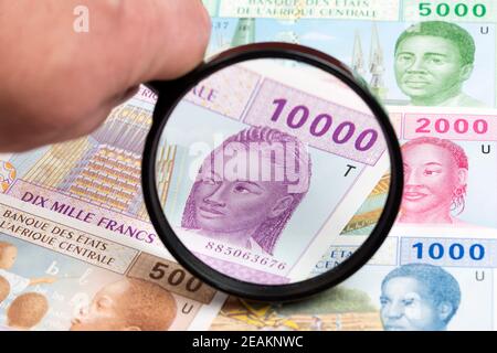 Zentralafrikanischer CFA-Franc in einer Lupe Stockfoto