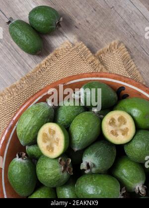 Frische reife süße Feijoa Früchte. Gesunde Ernährung Hintergrund. Stockfoto