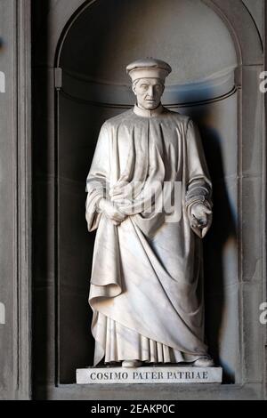 Cosimo Pater Patriae, Statue in den Nischen der Uffizien-Kolonnade in Florenz, Italien Stockfoto