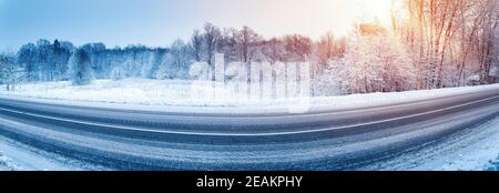 Panorama der mit Schnee bedeckten Winterstraße Stockfoto