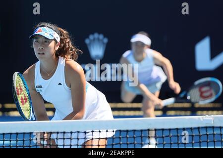 Melbourne, Australien. Februar 2021, 10th. Ena SHIBAHARA aus Japan im Einsatz mit dem neuen Doppelpartner Shuko AOYAMA gegen Asia MUHAMMAD und Jessica PEGULA aus den USA in einem 1st-Runden-Spiel am 3. Tag der Australian Open 2021 in Melbourne, Australien. Sydney Low/Cal Sport Media. Kredit: csm/Alamy Live Nachrichten Stockfoto