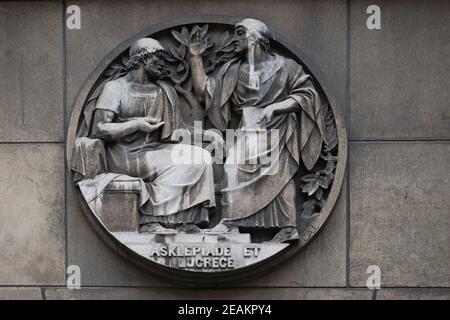 Asclepiade und Lucrece, griechische Medizin in Rom. Steinrelief am Gebäude der Faculte de Medicine Paris, Frankreich. Stockfoto