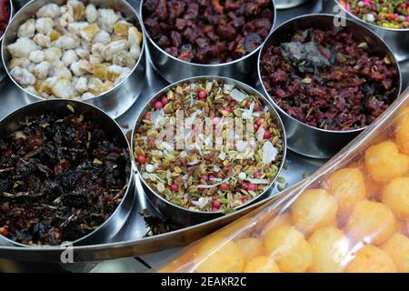 Verschiedene Gewürze und Kräuter in Metall Schalen auf einem Straßenmarkt in Kolkata, Westbengalen, Indien Stockfoto