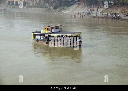 Die Fähre überquert den Hooghly River in der Nähe der Howrah Bridge In Kalkutta Stockfoto