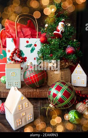 Bunte Geschenke zu Weihnachten Stockfoto