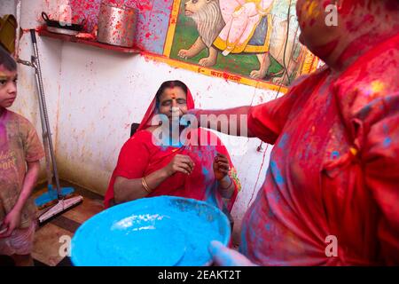 Jodhpur, rajastha, indien - 20. März 2020: Indische Menschen feiern holi-Festival, Männer Gesicht mit farbigen Pulver verschmiert. Stockfoto