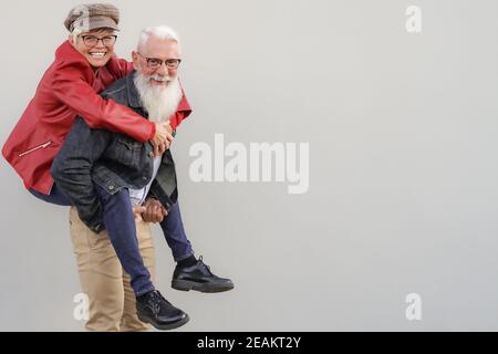 Rentnerpaar spielt, um jung zu sein. Ältere Paare, die Spaß haben. Beste ältere Freunde lachen an der Kamera. Pensionierte und junge Konzept. Stockfoto