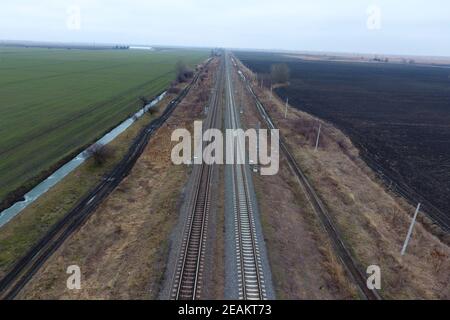 Parzelle Bahn. Draufsicht auf die Schienen. Hochspannungsleitungen für Stockfoto