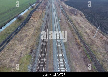 Parzelle Bahn. Draufsicht auf die Schienen. Hochspannungsleitungen für Stockfoto