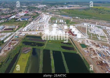 Die Kläranlage in Slavjansk-auf Kuban. Wasser für die Abwasserbehandlung in einer kleinen Stadt. Helle Schilf am Ufer des Wassers Stockfoto