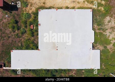 Das Fundament des Hauses im Bau. Blick von oben auf das Fundament des Hauses. Wohnungsbau Stockfoto