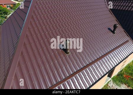 Die Luftkanäle auf Metall Dach. Das Dach aus Wellblech. Dächer aus Metall Profil wellige Form Stockfoto
