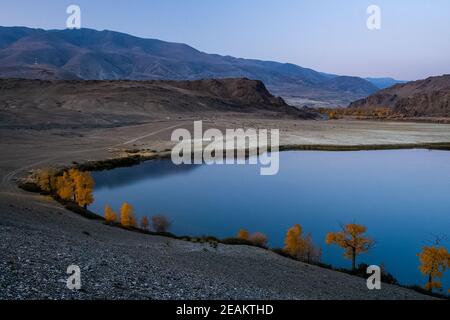 Bergsee zwischen den Bergen auf dem altai. Die Wasseroberfläche des Sees. Stockfoto