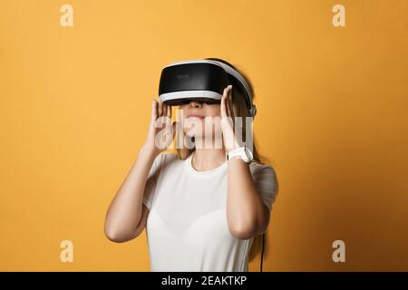 Porträt einer jungen blonden Frau in weißem T-Shirt VR-Brille Technologie fortschrittlicher Benutzer, der in Augmented Reality arbeitet Stockfoto