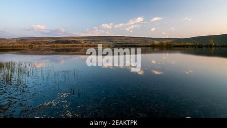 See im Altai-Gebirge. Panorama der Altailandschaft in den Bergen. Die Jahreszeit ist der Herbst. Stockfoto