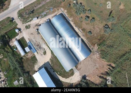 Hangar aus verzinktem Blech für die Lagerung von landwirtschaftlichen Erzeugnissen Stockfoto