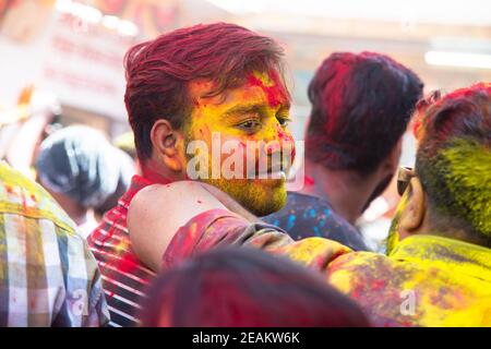 Jodhpur, rajastha, indien - 20. März 2020: Junge indische Männer feiern holi-Festival, Nahaufnahme des Gesichts mit farbigen Puder bedeckt. Stockfoto