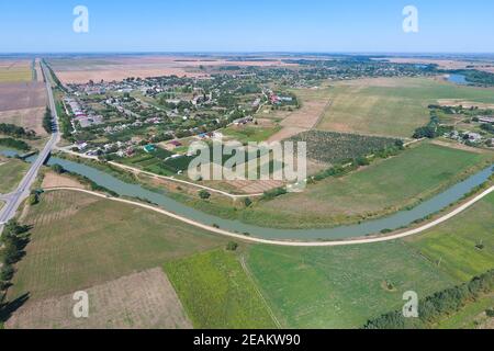 Blick von oben auf das kleine Dorf Stockfoto