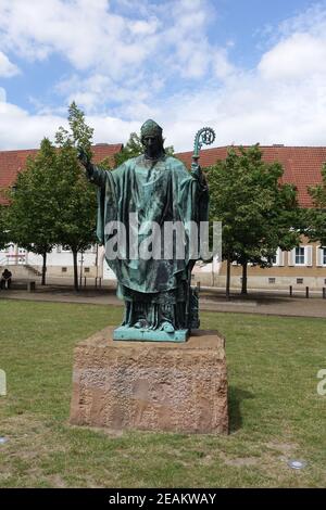 Bronzestatue des Bischofs Bernward von Hildesheim vor Der Hildesheimer Dom Stockfoto